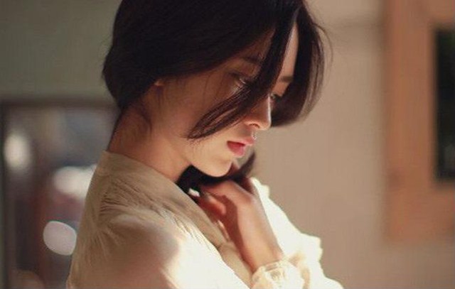 Tôi đến thăm chồng cũ và hỏi anh tại sao chưa lấy vợ, anh mỉm cười trả lời khiến tôi đánh rơi ly nước vỡ tan tành-1