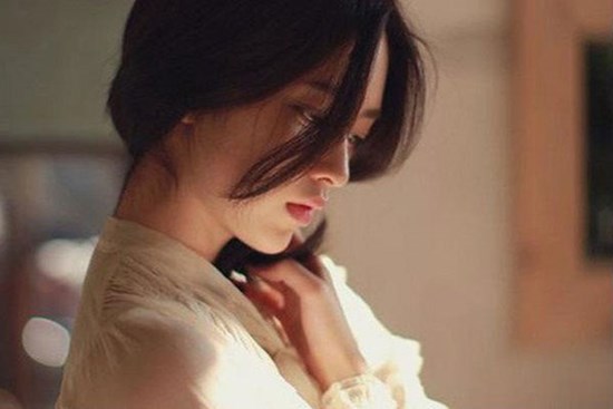 Tôi đến thăm chồng cũ và hỏi anh tại sao chưa lấy vợ, anh mỉm cười trả lời khiến tôi đánh rơi ly nước vỡ tan tành
