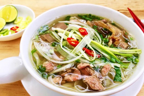 Tự nấu phở bò xịn sò tại nhà bằng một tuyệt chiêu khiến chồng con mê tít