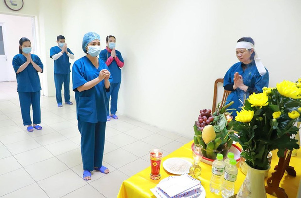 Bố mất, nữ điều dưỡng lập bàn thờ chịu tang ở khu cách ly COVID-19-1