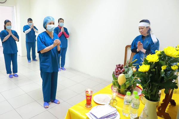 Bắt quả tang 9 nam nữ tụ tập ăn uống dã ngoại bên bờ hồ trong thời gian cách ly xã hội-5