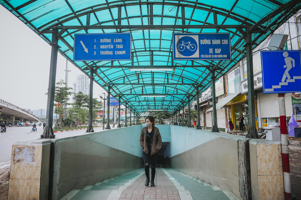 Người dân Hà Nội đổ xuống hầm đi bộ tập thể dục, lực lượng chức năng khản giọng thuyết phục mới chịu về nhà-1