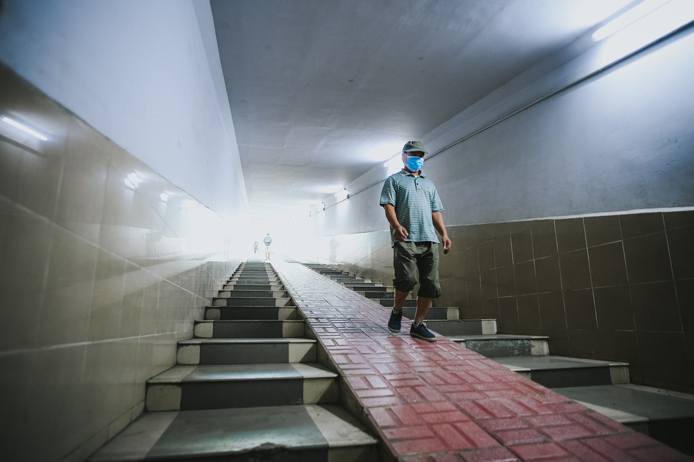 Người dân Hà Nội đổ xuống hầm đi bộ tập thể dục, lực lượng chức năng khản giọng thuyết phục mới chịu về nhà-2