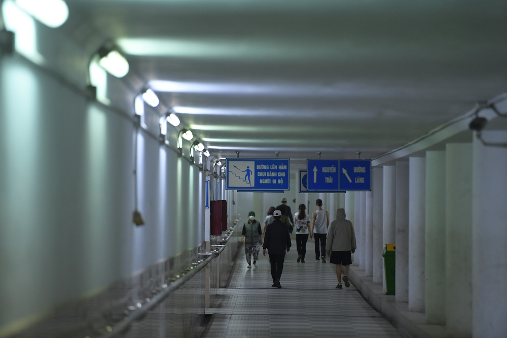 Người dân Hà Nội đổ xuống hầm đi bộ tập thể dục, lực lượng chức năng khản giọng thuyết phục mới chịu về nhà-3