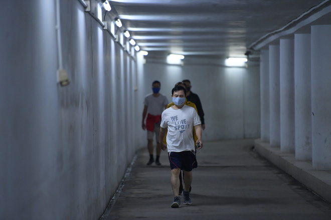 Người dân Hà Nội đổ xuống hầm đi bộ tập thể dục, lực lượng chức năng khản giọng thuyết phục mới chịu về nhà-10