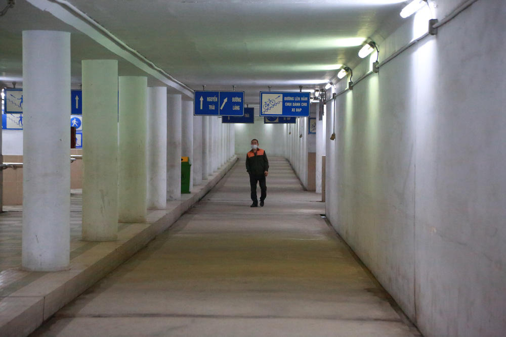 Người dân Hà Nội đổ xuống hầm đi bộ tập thể dục, lực lượng chức năng khản giọng thuyết phục mới chịu về nhà-11