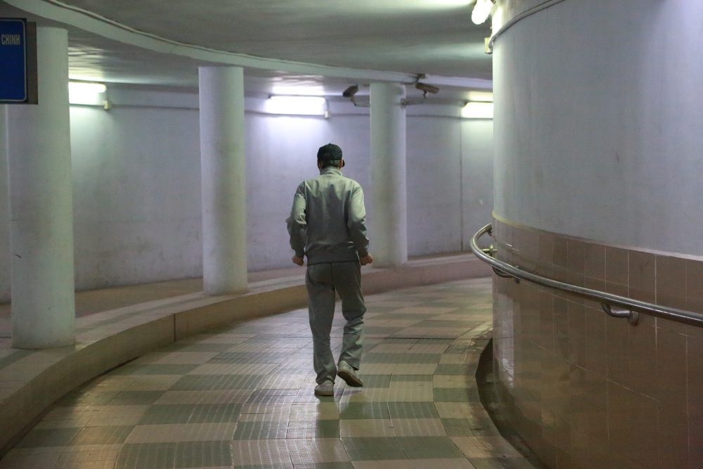 Người dân Hà Nội đổ xuống hầm đi bộ tập thể dục, lực lượng chức năng khản giọng thuyết phục mới chịu về nhà-12