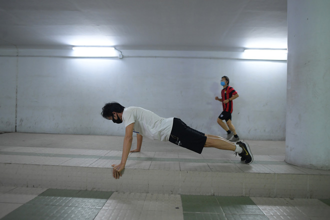 Người dân Hà Nội đổ xuống hầm đi bộ tập thể dục, lực lượng chức năng khản giọng thuyết phục mới chịu về nhà-4