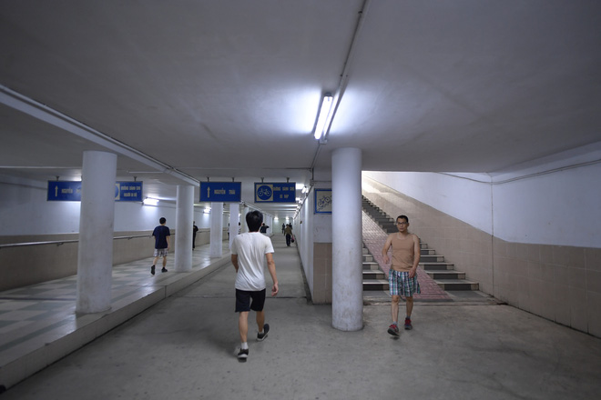 Người dân Hà Nội đổ xuống hầm đi bộ tập thể dục, lực lượng chức năng khản giọng thuyết phục mới chịu về nhà-5