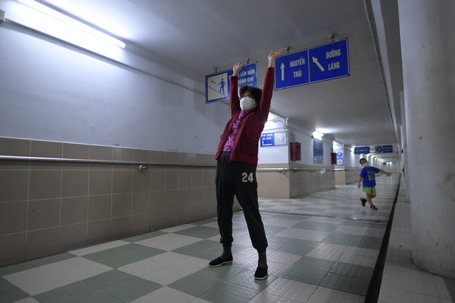 Người dân Hà Nội đổ xuống hầm đi bộ tập thể dục, lực lượng chức năng khản giọng thuyết phục mới chịu về nhà-6