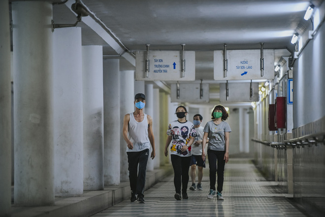 Người dân Hà Nội đổ xuống hầm đi bộ tập thể dục, lực lượng chức năng khản giọng thuyết phục mới chịu về nhà-7