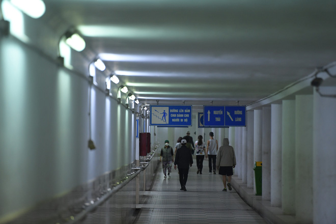 Người dân Hà Nội đổ xuống hầm đi bộ tập thể dục, lực lượng chức năng khản giọng thuyết phục mới chịu về nhà-8