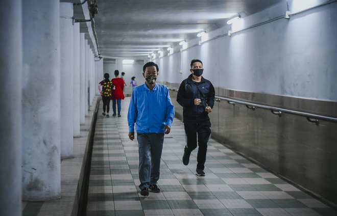 Người dân Hà Nội đổ xuống hầm đi bộ tập thể dục, lực lượng chức năng khản giọng thuyết phục mới chịu về nhà-9