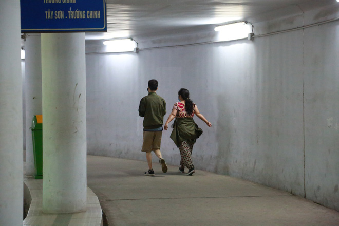 Người dân Hà Nội đổ xuống hầm đi bộ tập thể dục, lực lượng chức năng khản giọng thuyết phục mới chịu về nhà-13