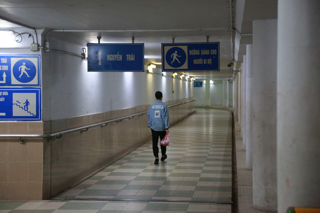 Người dân Hà Nội đổ xuống hầm đi bộ tập thể dục, lực lượng chức năng khản giọng thuyết phục mới chịu về nhà-14