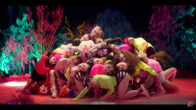 MV Kẻ cắp gặp bà già: Giải mã đẳng cấp khác biệt của Hoàng Thùy Linh, ván cờ của kẻ tiên phong-8