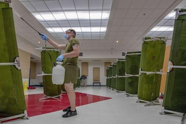 Mẹ ơi, con như sắp chết - cuộc sống trên tàu sân bay thành ổ dịch-1