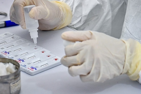 Bệnh nhân 22 dương tính trở lại có thể là người lành mang trùng-1