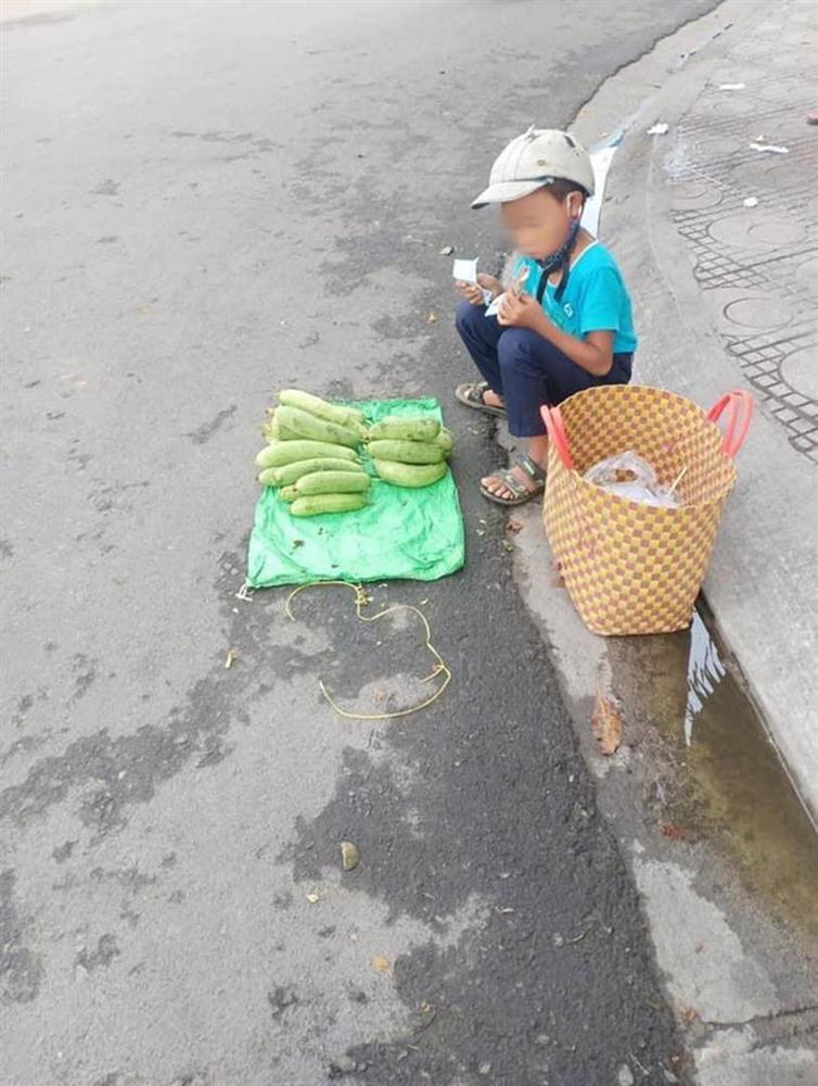 Thấy cậu bé bán mướp bên đường, người phụ nữ đã có hành động đặc biệt, câu chuyện phía sau gây xúc động mạnh-3