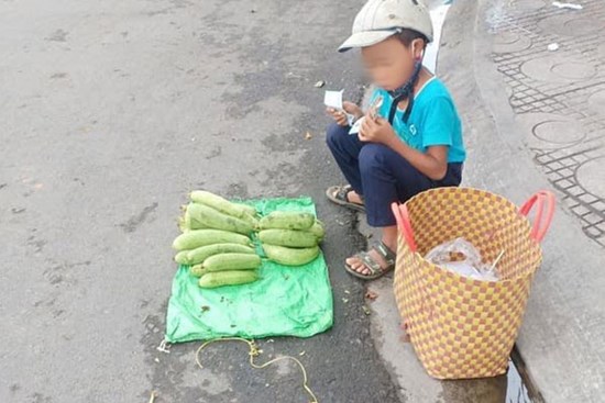 Thấy cậu bé bán mướp bên đường, người phụ nữ đã có hành động đặc biệt, câu chuyện phía sau gây xúc động mạnh