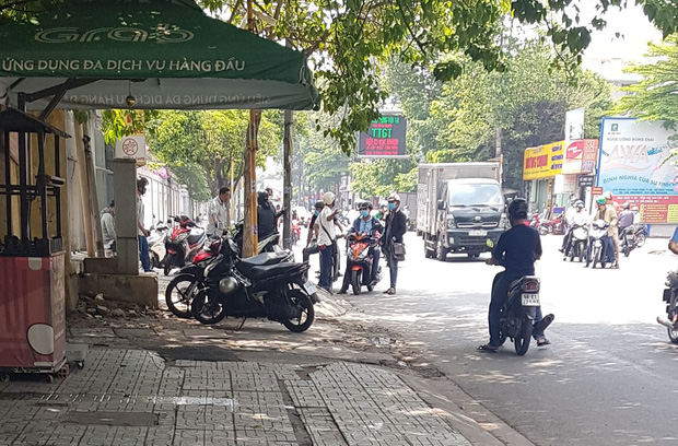 Tìm thấy 1 tờ đơn xin việc trong bao tải chứa thi thể người đàn ông trên vỉa hè ở Sài Gòn-1