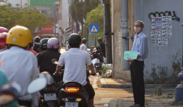 Gặp thầy giáo Tây thất nghiệp, cầm bảng xin giúp tiền để mua thức ăn: Tôi choáng ngợp bởi lòng từ bi và sự hào phóng của người Việt-1