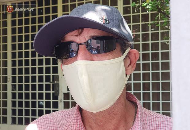 Gặp thầy giáo Tây thất nghiệp, cầm bảng xin giúp tiền để mua thức ăn: Tôi choáng ngợp bởi lòng từ bi và sự hào phóng của người Việt-2