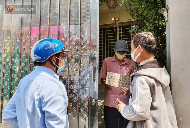 Gặp thầy giáo Tây thất nghiệp, cầm bảng xin giúp tiền để mua thức ăn: Tôi choáng ngợp bởi lòng từ bi và sự hào phóng của người Việt-4