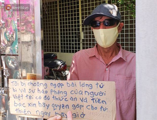 Gặp thầy giáo Tây thất nghiệp, cầm bảng xin giúp tiền để mua thức ăn: Tôi choáng ngợp bởi lòng từ bi và sự hào phóng của người Việt-6