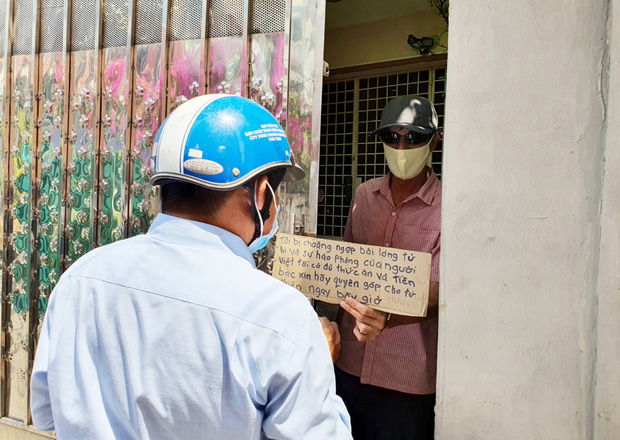 Gặp thầy giáo Tây thất nghiệp, cầm bảng xin giúp tiền để mua thức ăn: Tôi choáng ngợp bởi lòng từ bi và sự hào phóng của người Việt-9