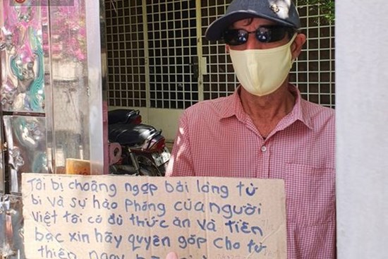 Gặp thầy giáo Tây thất nghiệp, cầm bảng xin giúp tiền để mua thức ăn: 