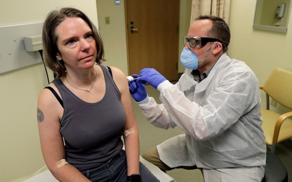 Trải nghiệm của người đầu tiên được tiêm vắc-xin ngừa Covid-19 trên toàn thế giới: Quyết định liều lĩnh bất chấp sự lo lắng của chồng-1