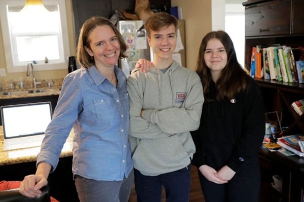 Trải nghiệm của người đầu tiên được tiêm vắc-xin ngừa Covid-19 trên toàn thế giới: Quyết định liều lĩnh bất chấp sự lo lắng của chồng-2