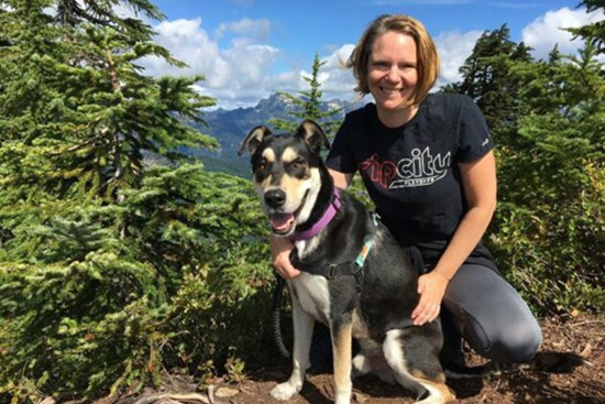 Trải nghiệm của người đầu tiên được tiêm vắc-xin ngừa Covid-19 trên toàn thế giới: Quyết định liều lĩnh bất chấp sự lo lắng của chồng