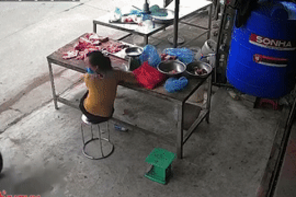 Xe máy lao vào sạp thịt, người phụ nữ may mắn thoát nạn