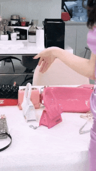 Cuộc sống của Ngọc Trinh trong nhà 24 tỷ mùa dịch: Thay 7749 bộ đồ để catwalk, lựa hàng hiệu, make-up lồng lộn mới chịu-2