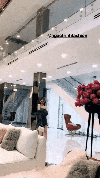 Cuộc sống của Ngọc Trinh trong nhà 24 tỷ mùa dịch: Thay 7749 bộ đồ để catwalk, lựa hàng hiệu, make-up lồng lộn mới chịu-3