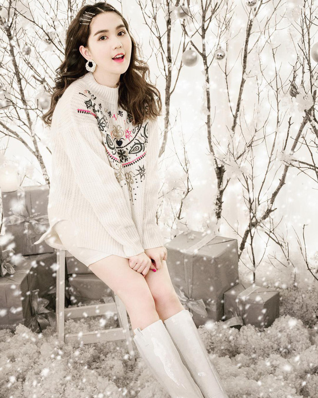 Cuộc sống của Ngọc Trinh trong nhà 24 tỷ mùa dịch: Thay 7749 bộ đồ để catwalk, lựa hàng hiệu, make-up lồng lộn mới chịu-4