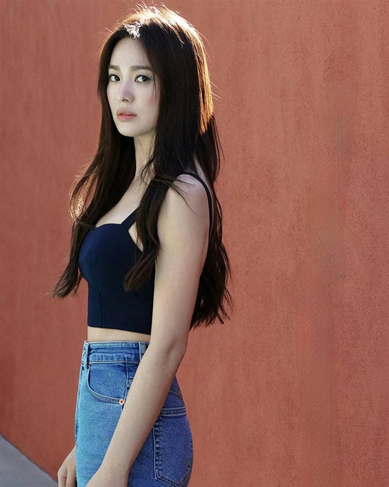 Song Hye Kyo trẻ hơn xưa bao nhiêu là nhờ loạt công thức diện đồ sau, choáng nhất là chuyện cô chẳng ngán mặc crop top khoe eo-5