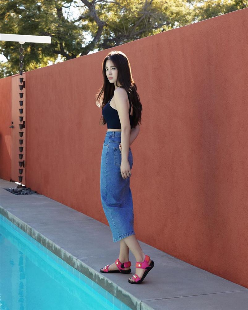 Song Hye Kyo trẻ hơn xưa bao nhiêu là nhờ loạt công thức diện đồ sau, choáng nhất là chuyện cô chẳng ngán mặc crop top khoe eo-6