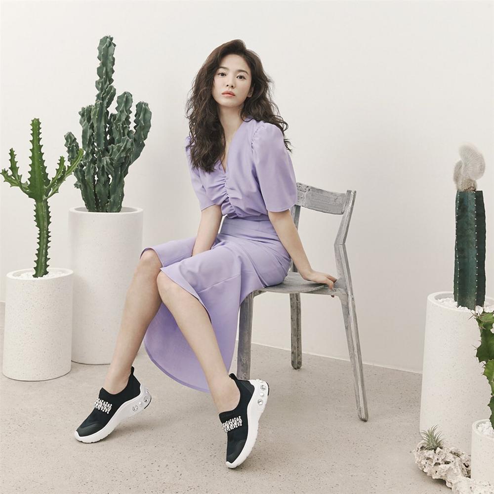 Song Hye Kyo trẻ hơn xưa bao nhiêu là nhờ loạt công thức diện đồ sau, choáng nhất là chuyện cô chẳng ngán mặc crop top khoe eo-11