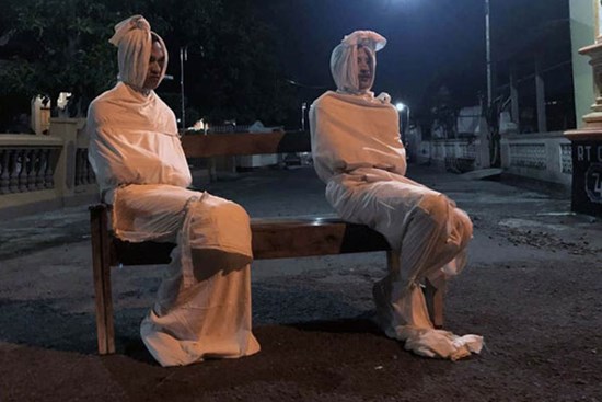 Cảnh sát Indonesia cùng với thanh niên làng đóng giả ma để dọa người dân ở yên trong nhà, tránh lây lan Covid-19
