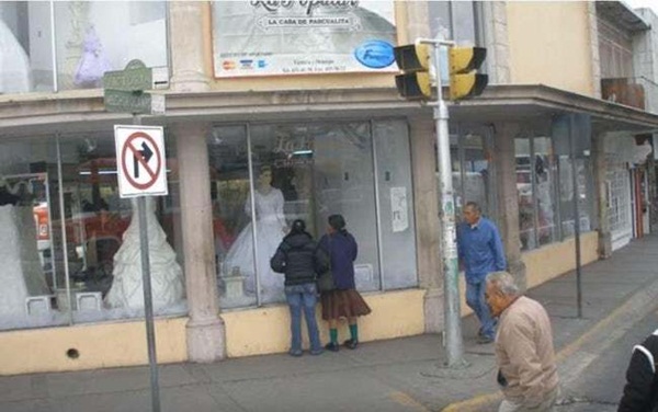 Bí ẩn về ma nơ canh chân thật đến rợn người của cửa hàng áo cưới, bị đồn là xác ướp của con gái người chủ và có thể di chuyển-6