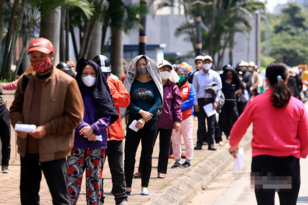 Cuộc sống của người vợ ôm chồng liệt đi trốn, chăm sóc như con mọn giữa mùa dịch COVID-19-4