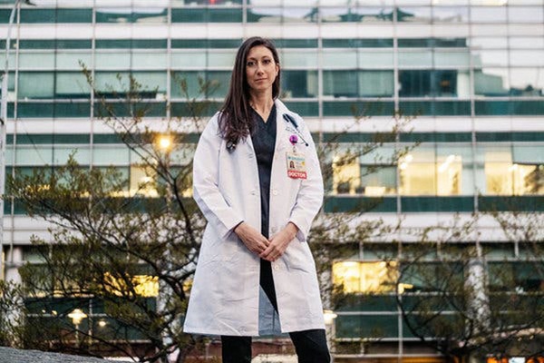 Tôi đã khóc rất nhiều: Các bác sĩ rơi lệ nhìn bệnh nhân qua đời trong bất lực, hé lộ điều tàn nhẫn nhất mà Covid-19 mang tới-1