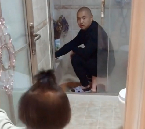 Bắt quả tang bố lén lút làm một việc trong nhà tắm, cô con gái 5 tuổi đã có hành động cực chất khiến bố đành ngậm ngùi bỏ cuộc-1