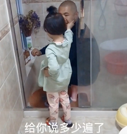 Bắt quả tang bố lén lút làm một việc trong nhà tắm, cô con gái 5 tuổi đã có hành động cực chất khiến bố đành ngậm ngùi bỏ cuộc-2