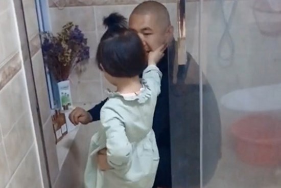 Bắt quả tang bố lén lút làm một việc trong nhà tắm, cô con gái 5 tuổi đã có hành động cực 