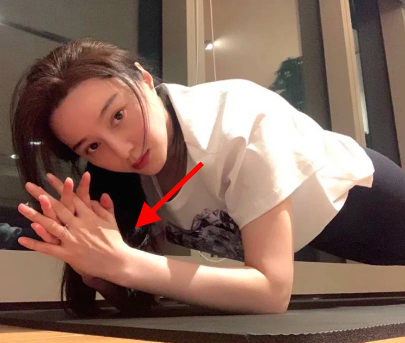 Phạm Băng Băng tập Plank nhưng lại mắc lỗi sai cơ bản mà đa số chị em gặp phải, bảo sao tập xong tay đau và lưng nhức mỏi-2