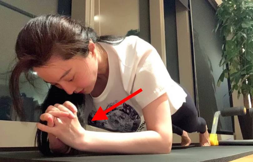 Phạm Băng Băng tập Plank nhưng lại mắc lỗi sai cơ bản mà đa số chị em gặp phải, bảo sao tập xong tay đau và lưng nhức mỏi-3